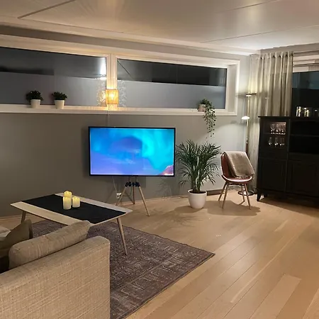 아파트 Koselig Byleilighet Sor I Sentrum Av Tromso. *